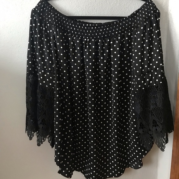 Tops - Beautiful top that hits slightly off the shoulder